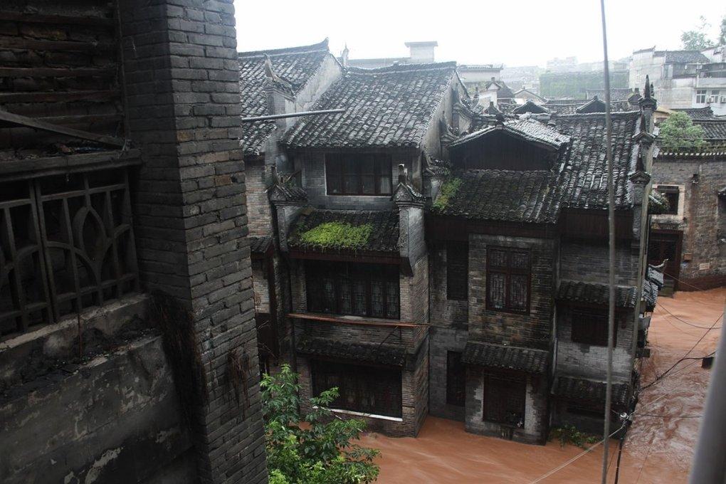 自媒体可以拍什么视频？不露脸，无什么成本但吸引人。作死也行，不涉及生命安全。